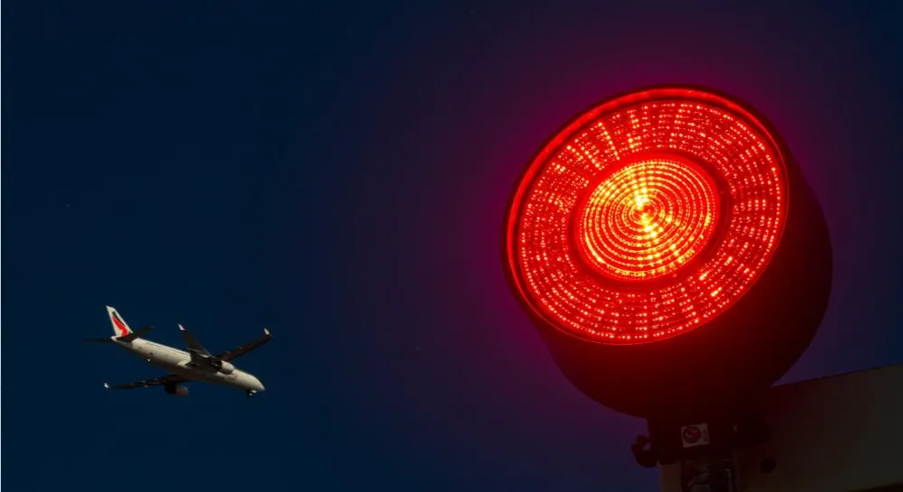 「中光度赤色航空障害灯」とは？意味と例文が3秒でわかる！ | コトワカ/KOTOWAKA